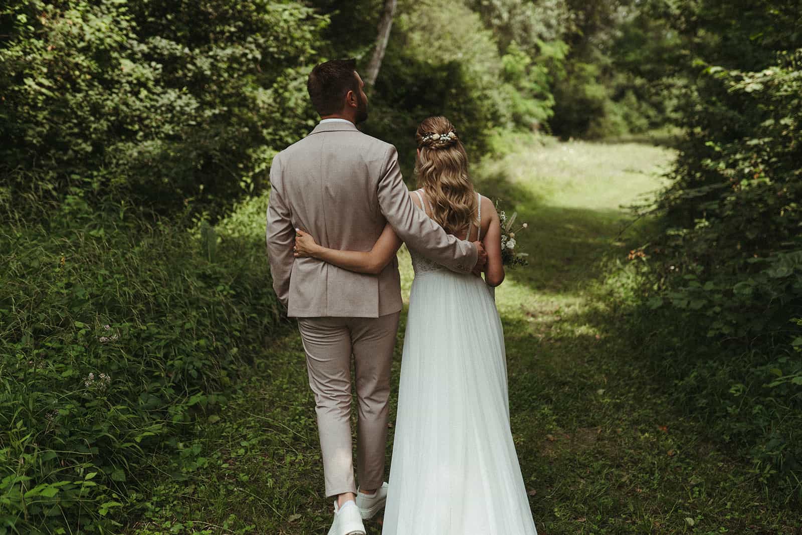 Brautpaar unterwegs Hochzeitsfotos – Hochzeitsfotografie Schwarzwald Freiburg